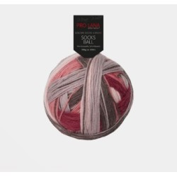 Pro Lana Socks Ball  een bol met de hand gewikkeld waardoor knopenvrij