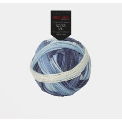 Pro Lana Socks Ball  een bol met de hand gewikkeld waardoor knopenvrij