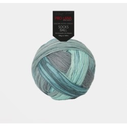 Pro Lana Socks Ball  een bol met de hand gewikkeld waardoor knopenvrij